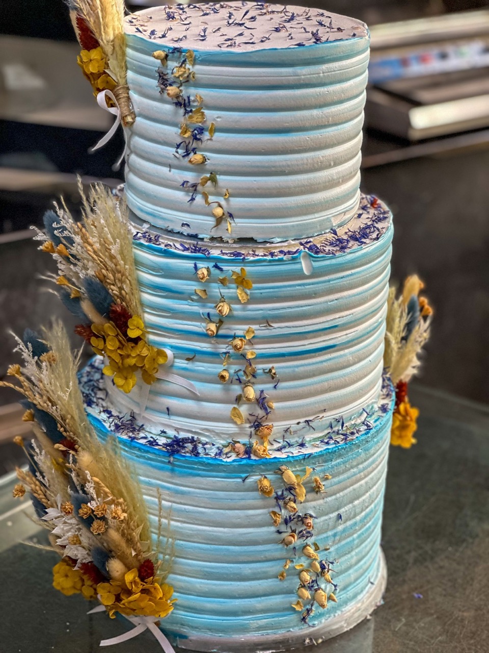 Dreistoeckige Cremetorte